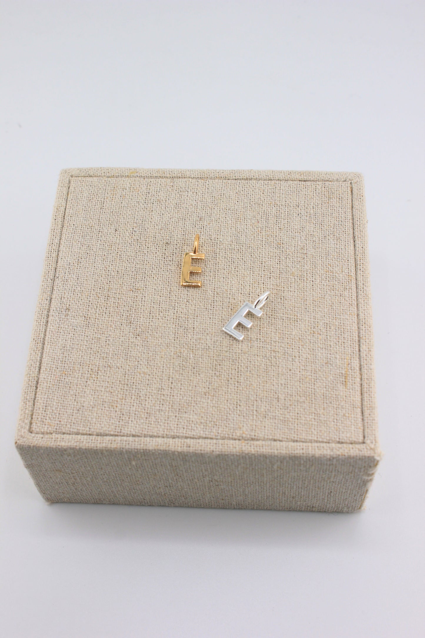 Anhänger Buchstabe E