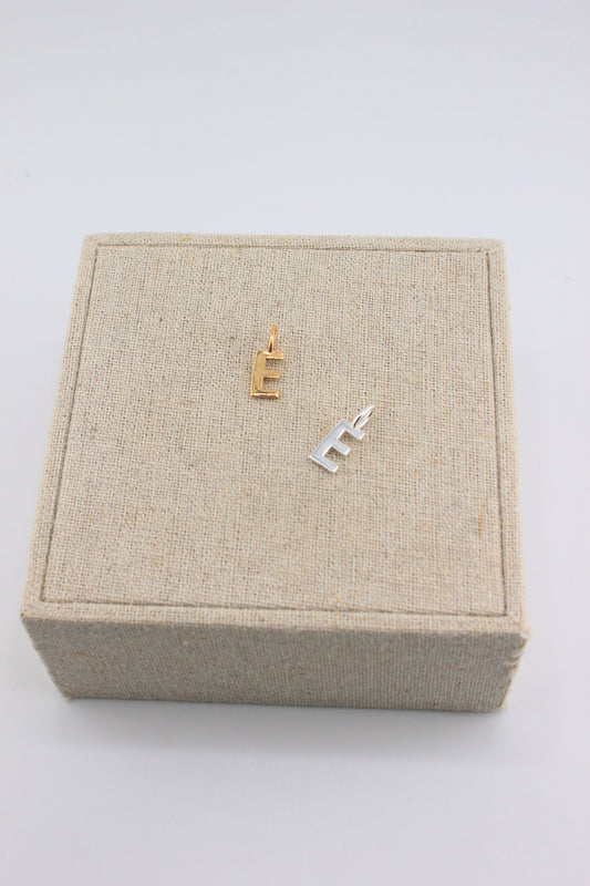 Anhänger Buchstabe E